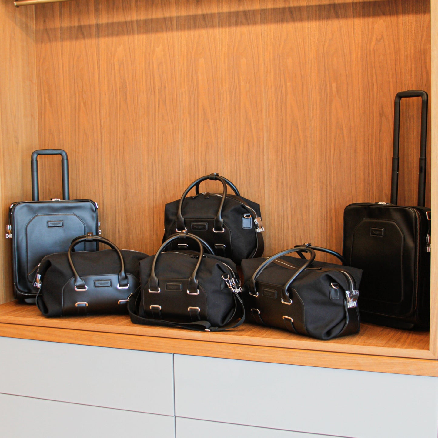 709003 Aston Martin DBX SUV Luggage Black Leather 6pcs Set Trolley Trolleys Duffle Bags Carry on Travel Car Vehicle Accessory Accessories Essential Essentials Storage