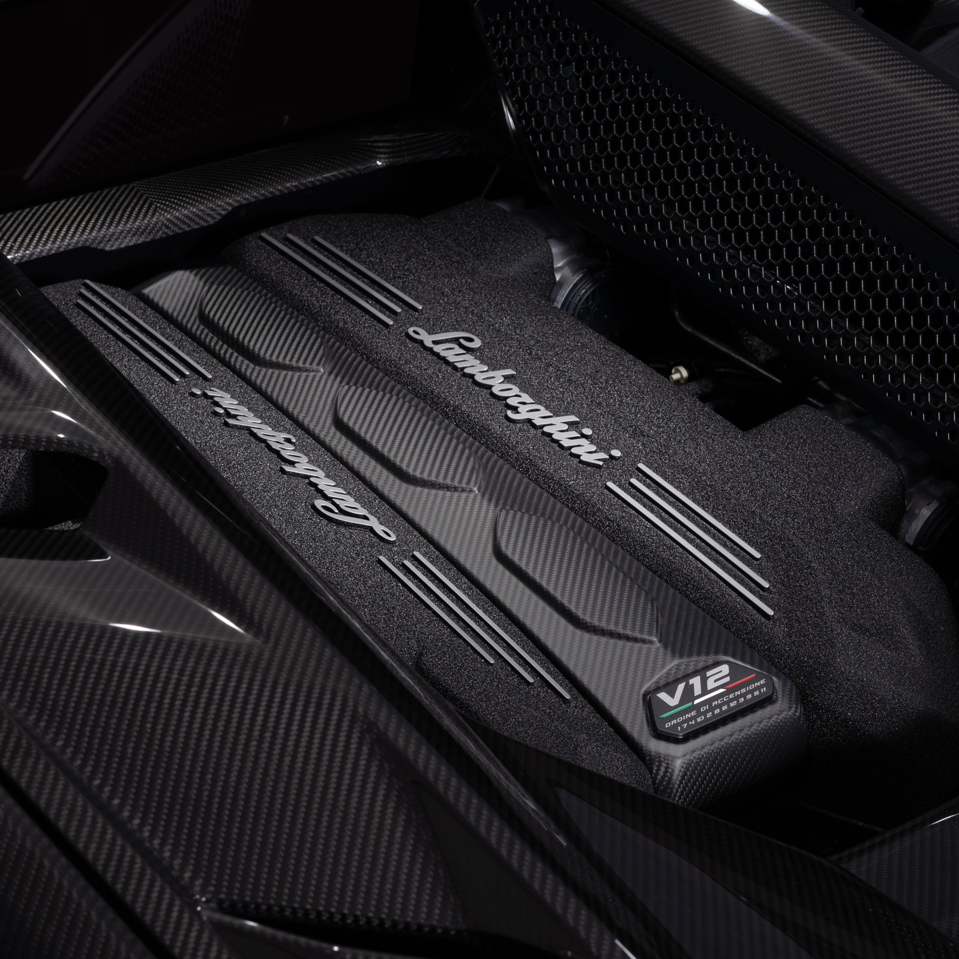 47B103927 47B103927A Lamborghini Revuelto Carbon Fiber Engine Bonnet Hood Cover Shiny Matt Matte Vehicle Accessories Accessory Luxury Sportscar Car Luxury Exterior Design Italian Italy V12